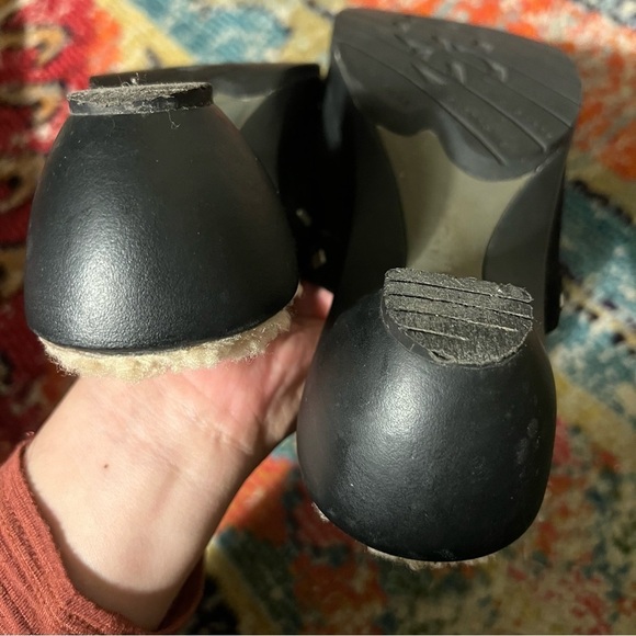Ugg Fiona black studded suede shearling lined slip on clogs
Womens size 9.5 - Picture 6 of 8